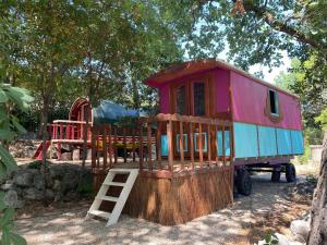 Lodges Les roulottes de Bayama - logement insolite avec jacuzzi : photos des chambres