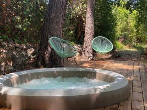 Lodges Les roulottes de Bayama - logement insolite avec jacuzzi : photos des chambres