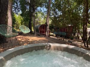 Lodges Les roulottes de Bayama - logement insolite avec jacuzzi : photos des chambres