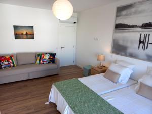 White Pearl Apartment by Seewest