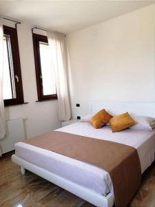 Orizzonte Marino Giallo Angolo solare verso la laguna