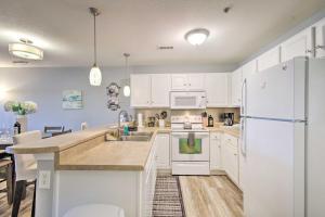 Screened Balcony with Views Sleek Lake Ozark Gem!