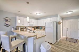 Screened Balcony with Views Sleek Lake Ozark Gem!