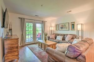 Sun-Soaked Lake Taneycomo Condo with Furnished Patio