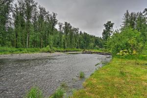 Lake Stevens Getaway 2 Decks with River Views