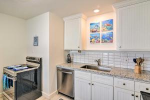 Blue Dolphin Cottage Walk to Galveston Seawall!