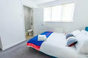 4 en-suite bedroom house with free parking Aylesbury - Bierton