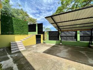 Yellow House, Quepos