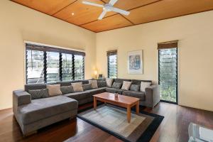 COASTING - Straddie Style Beach House