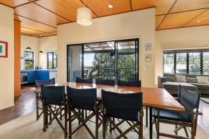 COASTING - Straddie Style Beach House