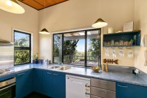 COASTING - Straddie Style Beach House