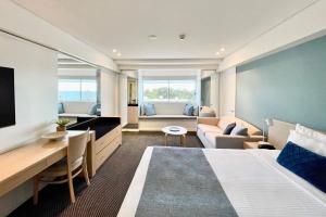 Deluxe Studio with Partial Ocean View room in Coogee Sands Hotel & Apartments