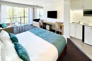 Deluxe Studio with Balcony room in Coogee Sands Hotel & Apartments