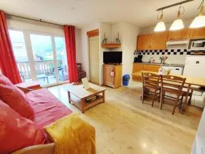 Le 102, T3 pour 5 personnes, vue montagne, classé 2 étoiles NF, parking, piscine en été - Antignac