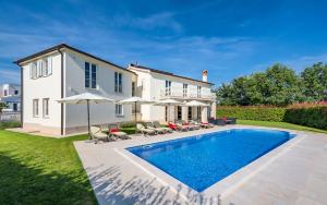 Villa Blanca with pool and parking