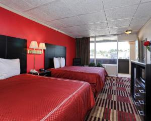 Queen Room with Two Queen Beds - Non-Smoking room in Rodeway Inn Newark