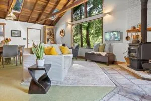 Cozy Creek Cabin - On Austin Creek Hot Tub - Dog Friendly - BBQ Grill - Fast WiFi - Jenner