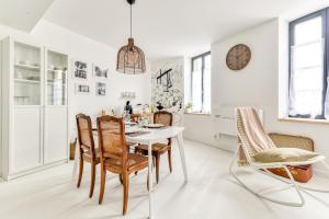 Les Gîtes de Laure - LOr Blanc, Appartement avec Vue sur le Chateau, Climatisation, à 160 m de la Cité Médiévale
