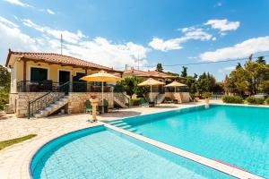 Dukes Poolside Houses