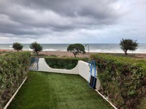 APARTAMENTO BAJO NATURISTA A PIE DE PLAYA.