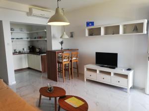 One-Bedroom Apartment with Terrace and Sea View room in Villa Allegra