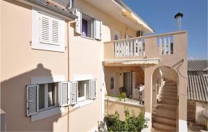 1 Bedroom Lovely Apartment In Posedarje 