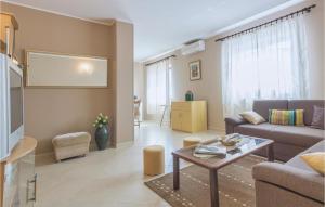 Beautiful Apartment In Valbandon With 3 Bedrooms And Wifi