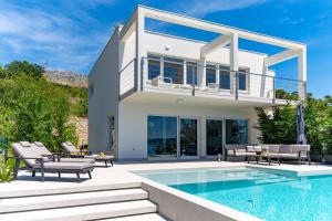 Seaview Villa ABA with 38sqm heated infinity pool, 4 bedrooms, Media room, 150m from sea