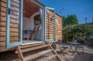 Willow - 1 Bedroom Shepherds Hut - Amroth