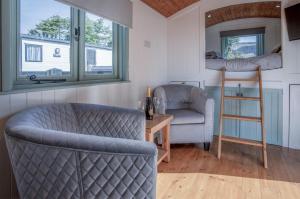 Willow - 1 Bedroom Shepherds Hut - Amroth