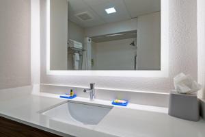 Standard Room room in Holiday Inn Express Hotel & Suites Woodbridge an IHG Hotel