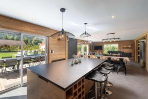 Chalet du Bien-être 15p. Piscine,Spa, Hammam,Pétanque,Basket