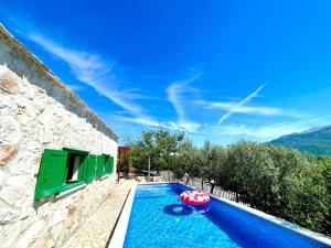 Villa Sagosde with Swimming Pool and Mini Golf