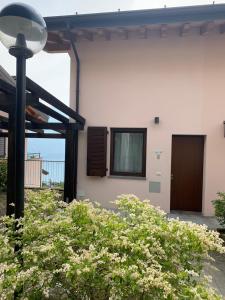 La Quiete 56 Lake view Apartment by Gardadomusmea