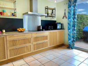 Reine Bow - YourHostHelper