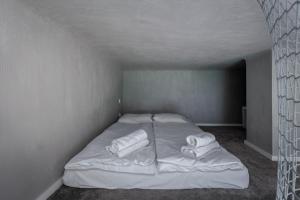 Parkside Fresh Apartments - Old Town Guesthouse - by Upstairs