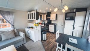 Angies Haven, Superb 2 Bedroom Lodge with Hot Tub - Sleeps 6 - Felmoor Park