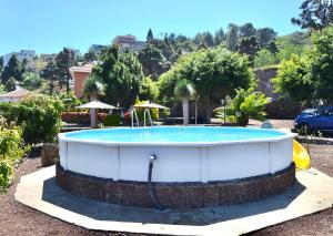 Casa con Wifi piscina con vistas directamente al Mar rodeada de árboles limoneros
