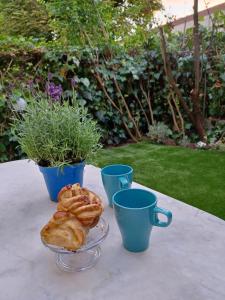 Casa Carolina: King Size Bed across from Golden Beach