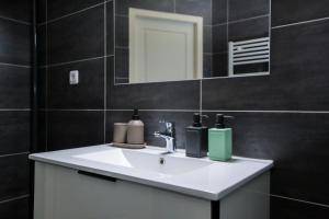 Le Zèbre, T1 hypercentre chic et cosy, Wifi par SOVALFI