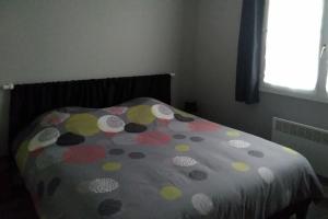 Maisons de vacances Grande Maison de plain pied avec jardin arbore. : photos des chambres