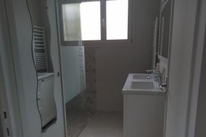 Maisons de vacances Grande Maison de plain pied avec jardin arbore. : photos des chambres