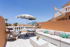 Exclusive Attic Las Vistas 3 with breathtaking sea view, only 100 m to the sea, heated pool, aircon, wifi