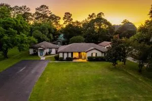 Cozy 3 Bedroom Magnolia Homestead or Texas-Sized Studio on Spacious Lot in a Quiet Neighborhood - Tomball