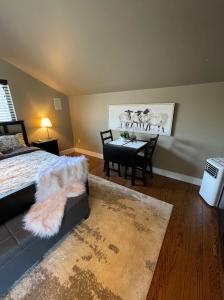Cozy loft in Upper Gibsons