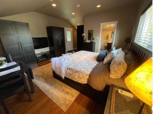Cozy loft in Upper Gibsons