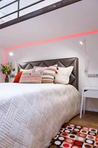 Premium Rooms by Hi5 - Style at the Comedy Theater