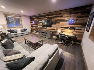 Cozy Tahoe Mountain Retreat Chef Kitchen Pool Table Hot Tub Gas BBQ EV Charger