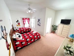 Lakefront Getaway LG South Facing Pool Hot Tub Pool Table & BBQ - 2 miles Disney