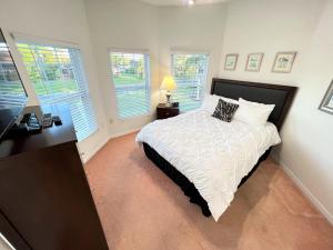 Lakefront Getaway LG South Facing Pool Hot Tub Pool Table & BBQ - 2 miles Disney